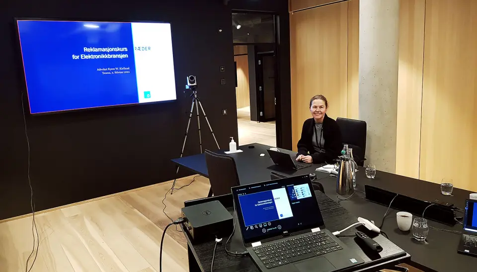 Advokatfirma Ræder har satt opp et eget TV-studio til bruk ved digitale arrangement. Eva Dirdal styrer det tekniske. Foto: Jan Røsholm Advokatfirma Ræder har satt opp et eget TV-studio til bruk ved digitale arrangement. Eva Dirdal styrer det tekniske. Foto: Jan Røsholm