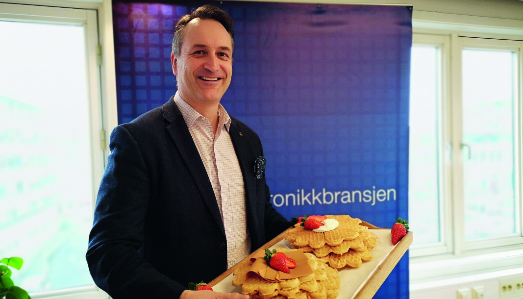 Administrerende direktør i Stiftelsen Elektronikkbransjen, Jan Røsholm, feirer Vaffeldagen den 25. mars. Foto: Marte Ottemo Administrerende direktør i Stiftelsen Elektronikkbransjen, Jan Røsholm, feirer Vaffeldagen den 25. mars. Foto: Marte Ottemo