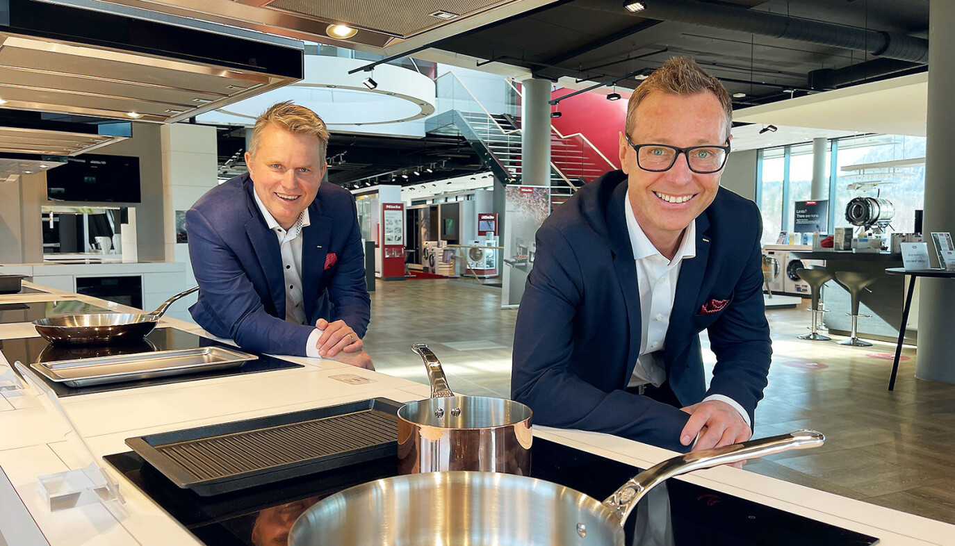 Anders Kjekstad (t. v.) overlater roret som Miele-sjef i Norge til Espen Tho. Selv blir Kjekstad nordisk marketingdirektør. Foto. Stian Sønsteng Anders Kjekstad (t. v.) overlater roret som Miele-sjef i Norge til Espen Tho. Selv blir Kjekstad nordisk marketingdirektør. Foto. Stian Sønsteng