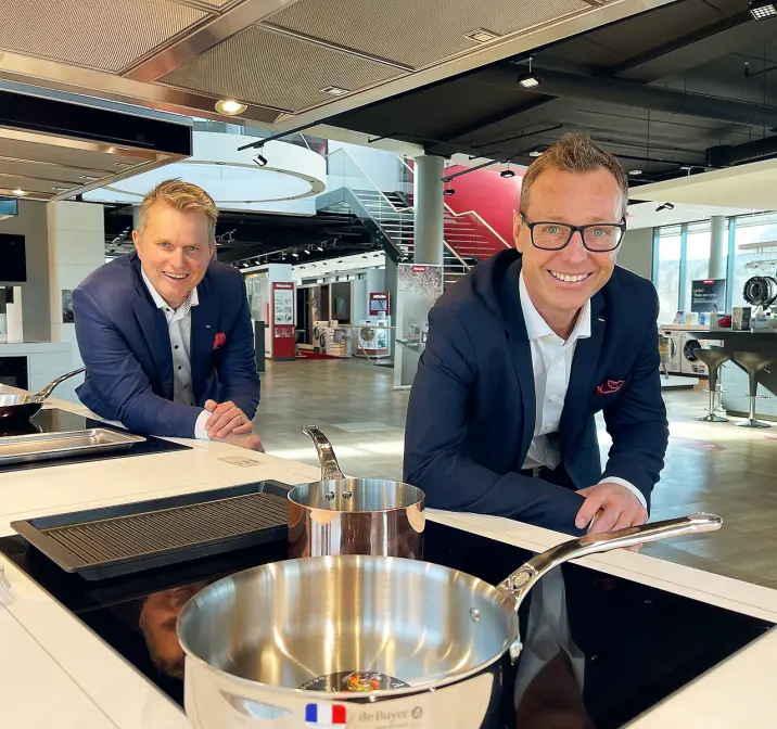 Anders Kjekstad (t. v.) overlater roret som Miele-sjef i Norge til Espen Tho. Selv blir Kjekstad nordisk marketingdirektør. Foto. Stian Sønsteng Anders Kjekstad (t. v.) overlater roret som Miele-sjef i Norge til Espen Tho. Selv blir Kjekstad nordisk marketingdirektør. Foto. Stian Sønsteng