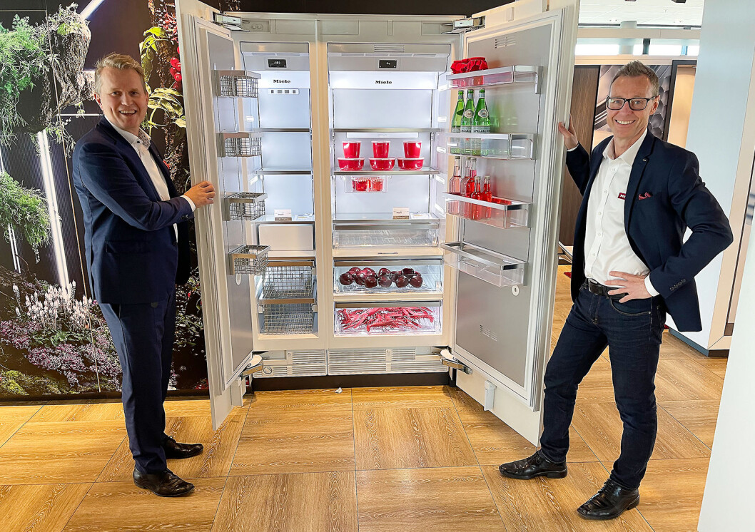 Miele Norge har hovedkontor ved E18 i Asker, sør for Oslo. – Dette er flaggskipet vårt, sier Anders Kjekstad (t. v.) og Espen Tho, her med en av kjøleskapmodellene til Miele. Foto: Stian Sønsteng Miele Norge har hovedkontor ved E18 i Asker, sør for Oslo. – Dette er flaggskipet vårt, sier Anders Kjekstad (t. v.) og Espen Tho, her med en av kjøleskapmodellene til Miele. Foto: Stian Sønsteng