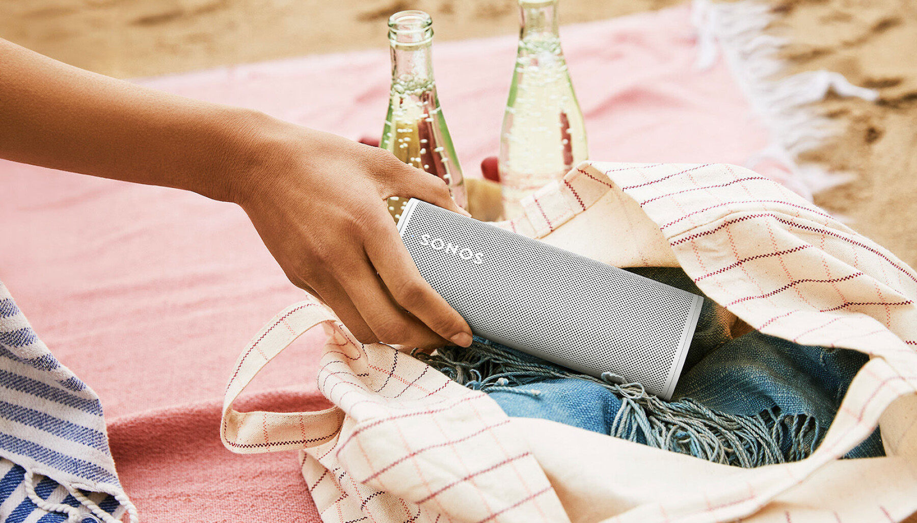 Sonos Roam er 16,8 centimeter lang, og stiller automatisk inn lyden etter omgivelsene også når den brukes på blåtann. Pris: 1.800,- Foto: Sonos Sonos Roam er 16,8 centimeter lang, og stiller automatisk inn lyden etter omgivelsene også når den brukes på blåtann. Pris: 1.800,- Foto: Sonos