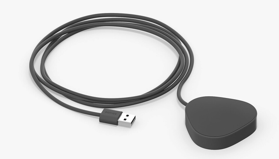 Sonos Roam lades via USB-C, eller trådløst via Qi eller Sonos’ egne trådløse lader (bildet). Denne koster 500 kroner. Foto: Sonos