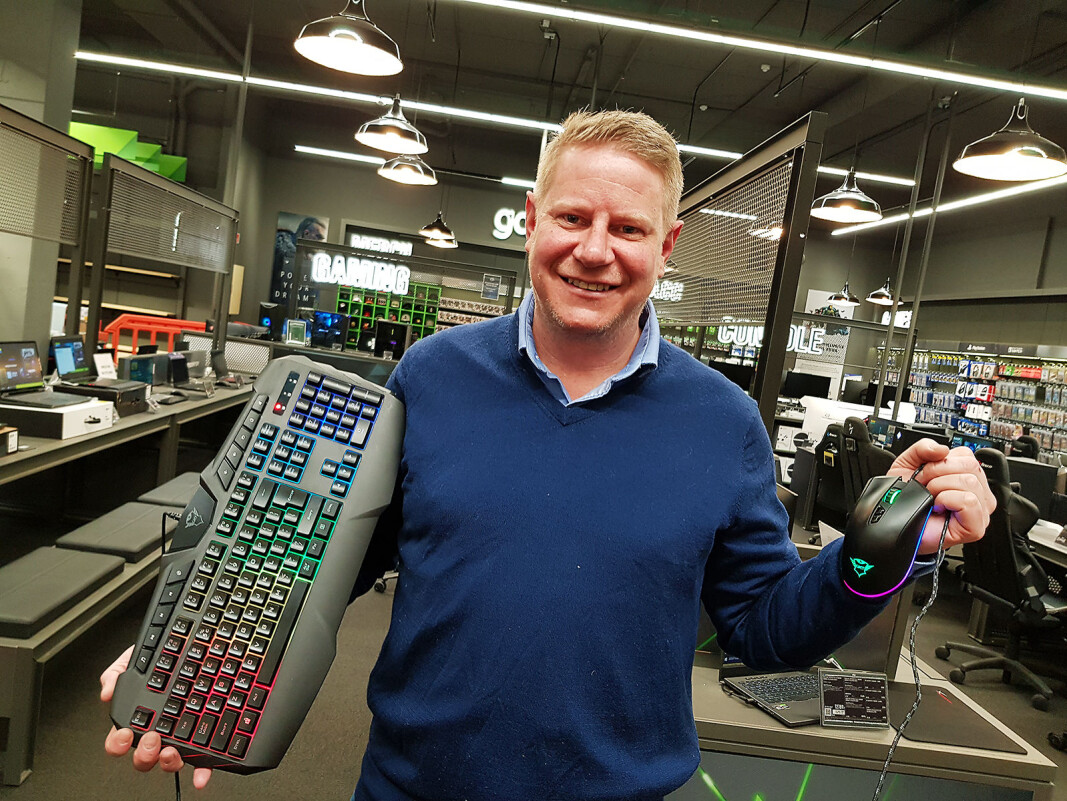 Finn Kristoffer Larsen fra Trust viser frem spilltastaturet Odyss og spillmusen Qudos. Foto: Jan Røsholm Finn Kristoffer Larsen fra Trust viser frem spilltastaturet Odyss og spillmusen Qudos. Foto: Jan Røsholm