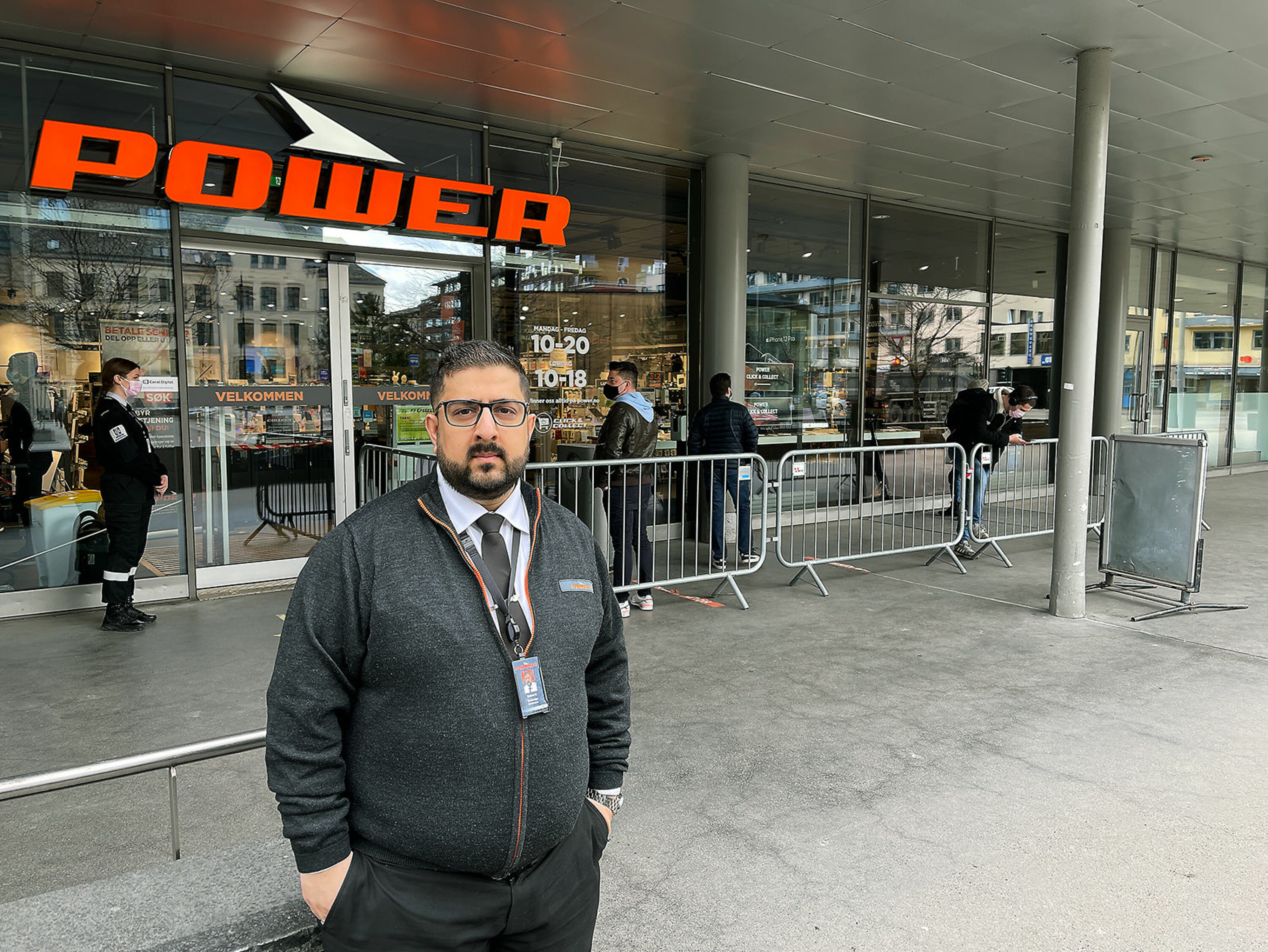 Raheel Khan er varehussjef ved Power Colosseum på Majorstua i Oslo. Foto: Stian Sønsteng