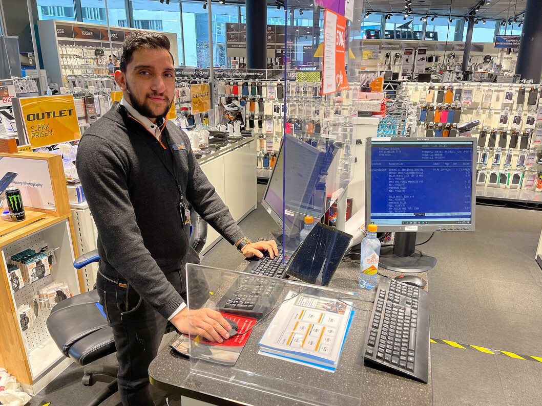 Sirosh Awan er tele- og dataselger ved Power Colosseum, og betjener her den lokale kundechaten. Foto: Stian Sønsteng Sirosh Awan er tele- og dataselger ved Power Colosseum, og betjener her den lokale kundechaten. Foto: Stian Sønsteng
