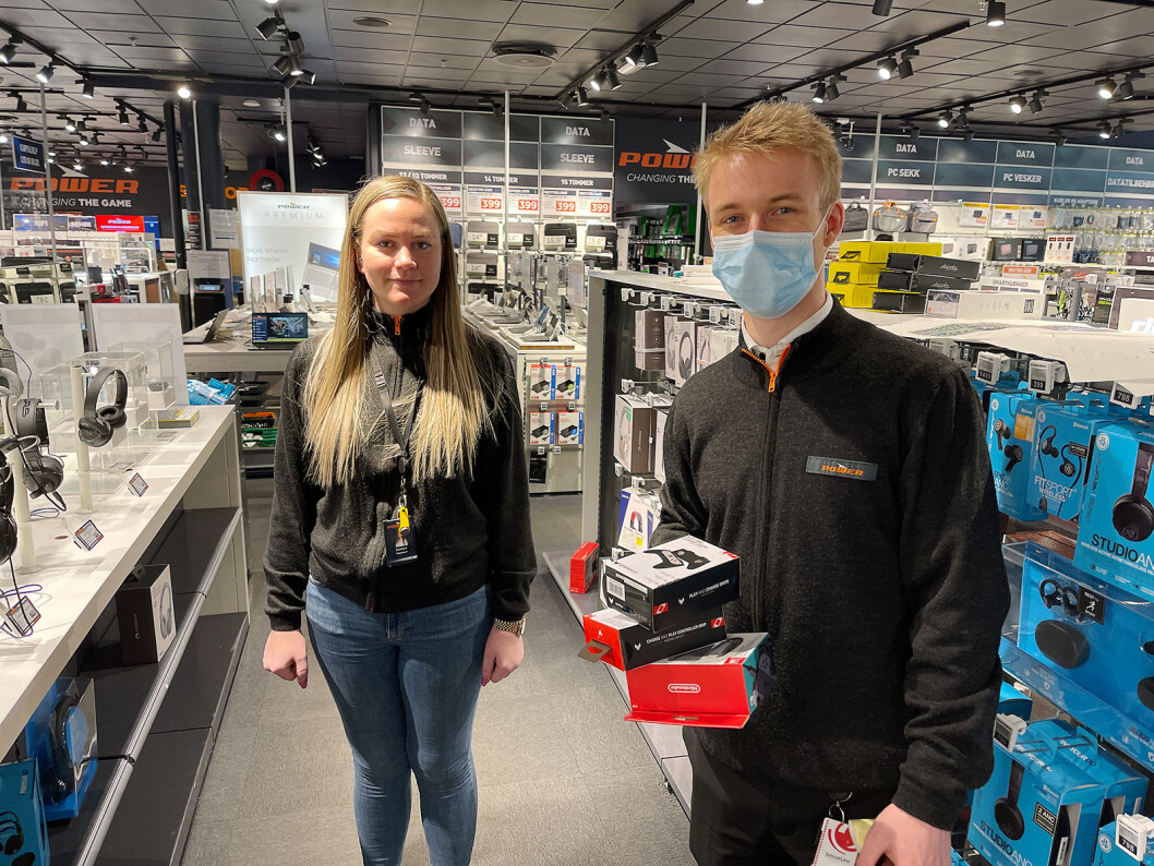 Jonathan Smith Udnæs og Camilla Andersen ved Power Colosseum finner frem varene etter hvert som kundene kjøper dem på nett. Foto: Stian Sønsteng Jonathan Smith Udnæs og Camilla Andersen ved Power Colosseum finner frem varene etter hvert som kundene kjøper dem på nett. Foto: Stian Sønsteng