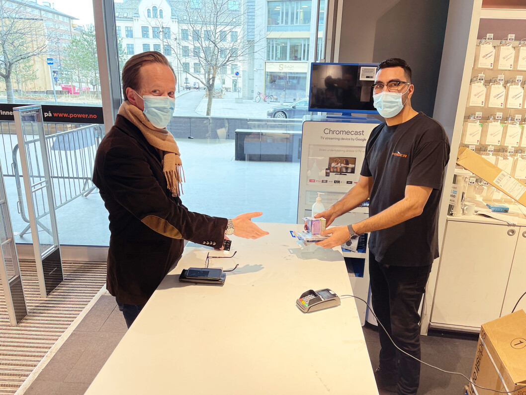 Abdul Beikzad leverer ut varene kunde Jørgen Gravning har kjøpt på power.no. Foto: Stian Sønsteng Abdul Beikzad leverer ut varene kunde Jørgen Gravning har kjøpt på power.no. Foto: Stian Sønsteng