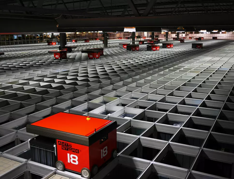 Komplett bruker robotlageret Auto Store fra Element Logic, som består av 72.500 kasser med 75 roboter og 35 arbeidsstasjoner.Foto: Stian Sønsteng.