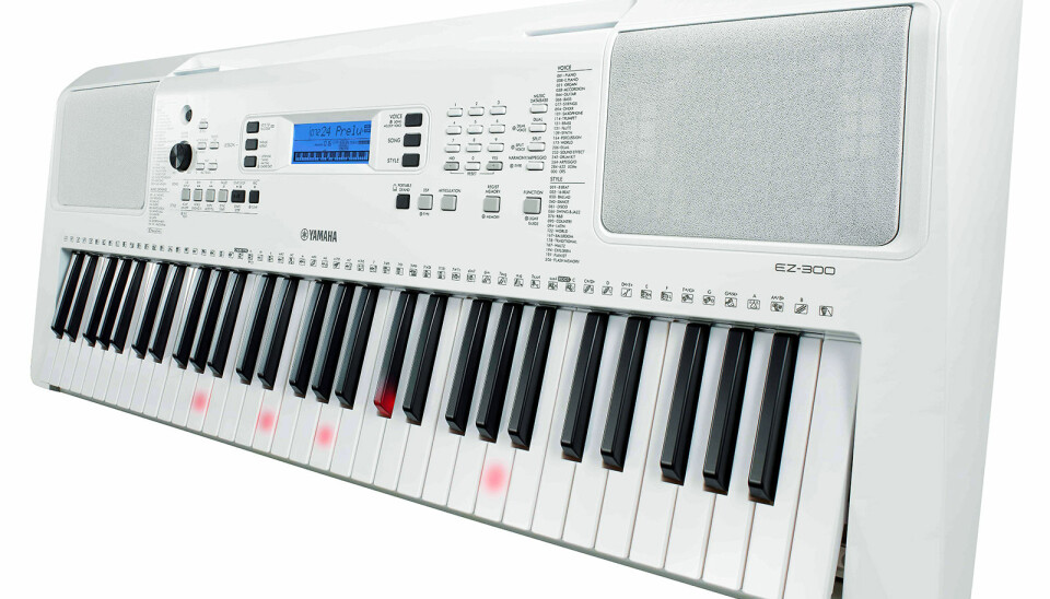 Yamaha EZ-300 er et annet keyboard enn det som omtales i saken, og har 61 berøringsfølsomme tangenter som under opplæring kan lyse der man skal spille. 622 stemmer, DSP-effekter, 205 autoakkompagnementstiler og 26 harmonityper. Pris: 3.100,- Foto: Yamaha