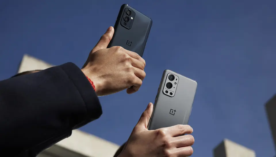 OnePlus 9 Pro (t. h.) koster med 5G fra 9.900-10.900, mens OnePlus 9 med 5G koster 7.900-8.900 kroner. Foto: OnePlus OnePlus 9 Pro (t. h.) koster med 5G fra 9.900-10.900, mens OnePlus 9 med 5G koster 7.900-8.900 kroner. Foto: OnePlus