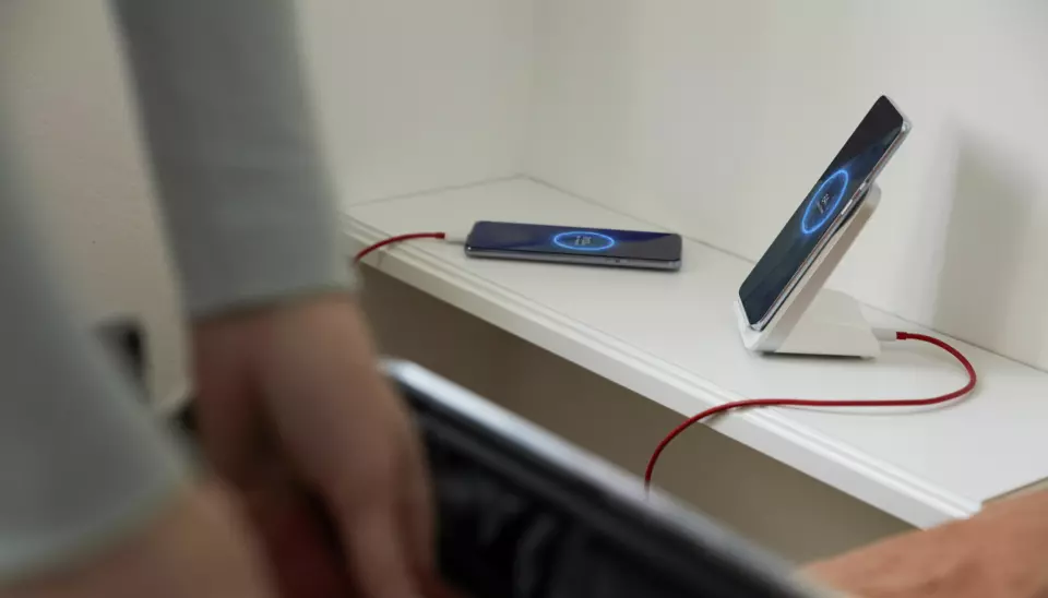 OnePlus’ nye trådløse lader har to spoler, og lader 9 Pro like raskt vertikalt som horisontalt. Foto: OnePlus