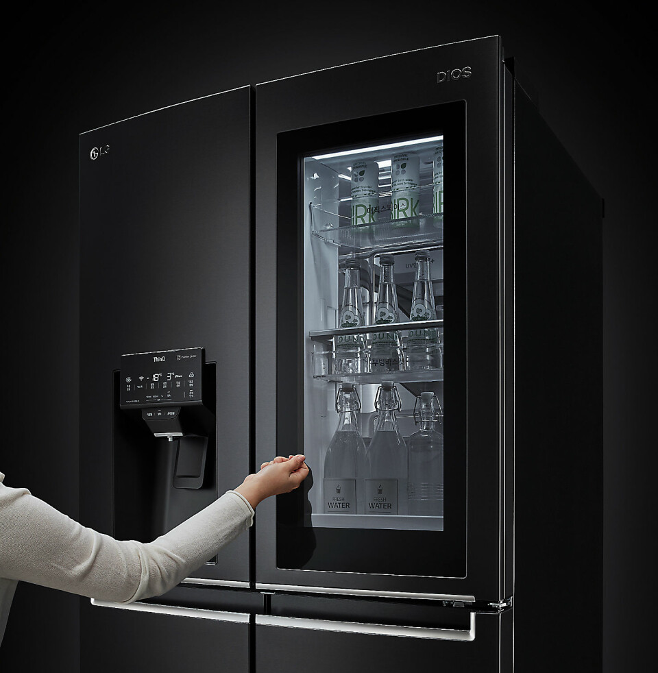 LGs InstaView dør-i-dør-kjøleskap har fått en rekke oppgraderinger og designforbedringer, blant annet et 23 prosent større glasspanel i døren. Foto: LG