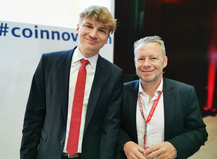 Produktutviklings-direktør Marek Maciejewski og salgs- og marketingdirektør Frédéric Langin (t.h) under IFA-messens globale pressemøte i 2019. Foto: Stian Sønsteng Produktutviklings-direktør Marek Maciejewski og salgs- og marketingdirektør Frédéric Langin (t.h) under IFA-messens globale pressemøte i 2019. Foto: Stian Sønsteng