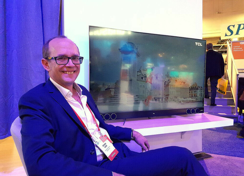 Johan Huss, TCLs salgssjef for Norden, Storbritannia og Baltikum, mener kundene etterspør mini-led-teknologien når de skal kjøpe ny TV. Foto: Marte Ottemo