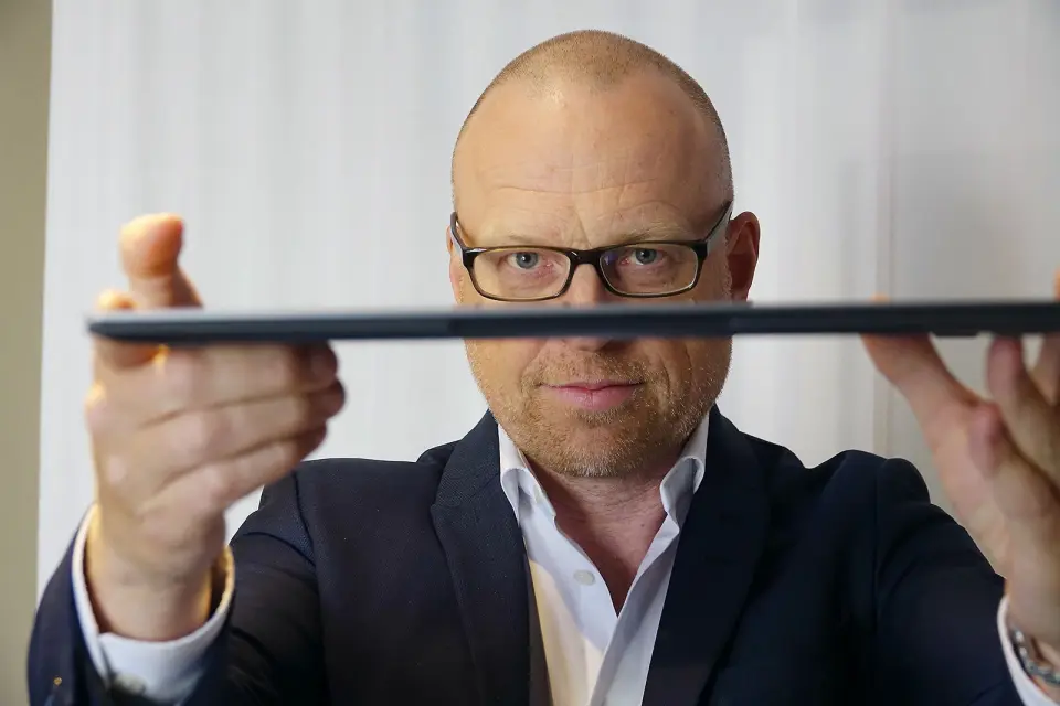 Fredrik Pantzar, sjef for oppkoblede enheter i Samsung Nordic, sier selskapet nå har breddet sitt PC-tilbud i Norden. Foto: Samsung. Fredrik Pantzar, sjef for oppkoblede enheter i Samsung Nordic, sier selskapet nå har breddet sitt PC-tilbud i Norden. Foto: Samsung.