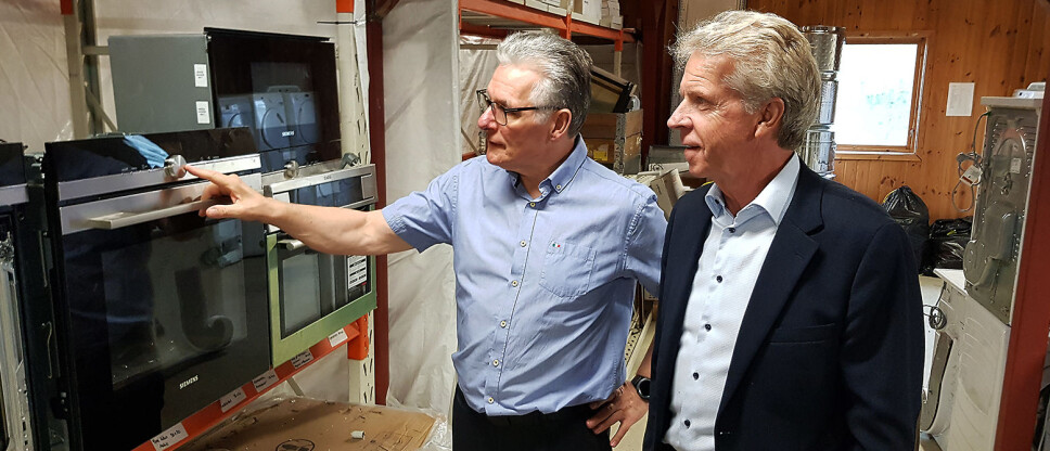 Daglig leder Pål Haugen (t. h.) i OmBrukt AS på besøk hos Tommy Paulsen i Norsk Ombruk. Foto: Jan Røsholm