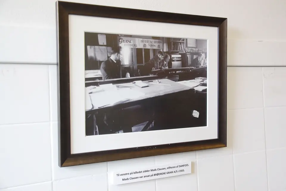 Fra Gram til Danfoss: I 1933 arbeidet Mads Clausen (t. v.) hos Brødrene Gram. Samme år grunnla han det som senere ble Danfoss. Foto: Henrik Egede Fra Gram til Danfoss: I 1933 arbeidet Mads Clausen (t. v.) hos Brødrene Gram. Samme år grunnla han det som senere ble Danfoss. Foto: Henrik Egede