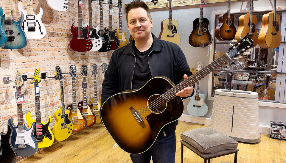 Salgssjef Dan Johnsen i Luthman Nordic i gitarrommet ved 4Sound Gjøvik med Gibson J-45 Original, til 29.000 kroner. Foto: Stian Sønsteng