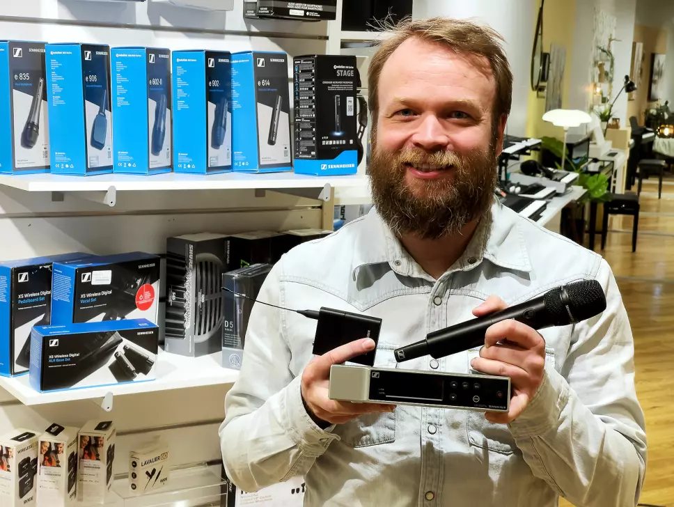 Stian Sveen i Sennheiser med deres nye trådløse EW-D-system. Foto: Stian Sønsteng
