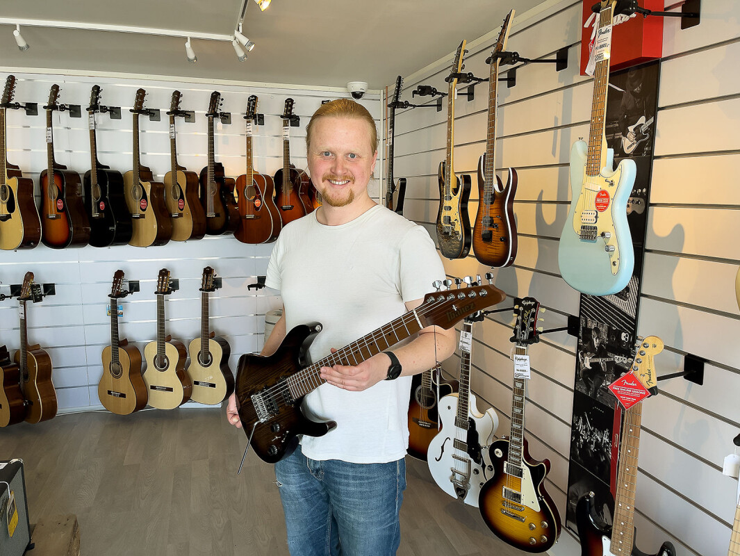 Medarbeider Øyvind Hovde med Ibanez AZ242BC-DET til 13.850,- Foto: Stian Sønsteng Medarbeider Øyvind Hovde med Ibanez AZ242BC-DET til 13.850,- Foto: Stian Sønsteng