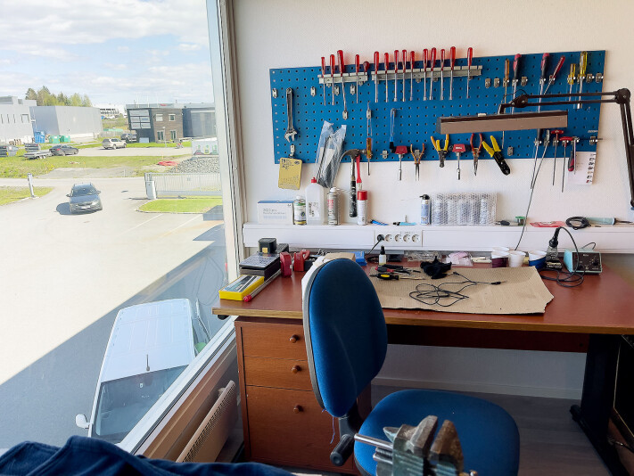 Et par dager i uka arbeider en frilans servicetekniker ved Gjøvik musikkhandel. Fra plassen sin ser han over til bygget der 4Sound Gjøvik holder hus. Foto: Stian Sønsteng Et par dager i uka arbeider en frilans servicetekniker ved Gjøvik musikkhandel. Fra plassen sin ser han over til bygget der 4Sound Gjøvik holder hus. Foto: Stian Sønsteng