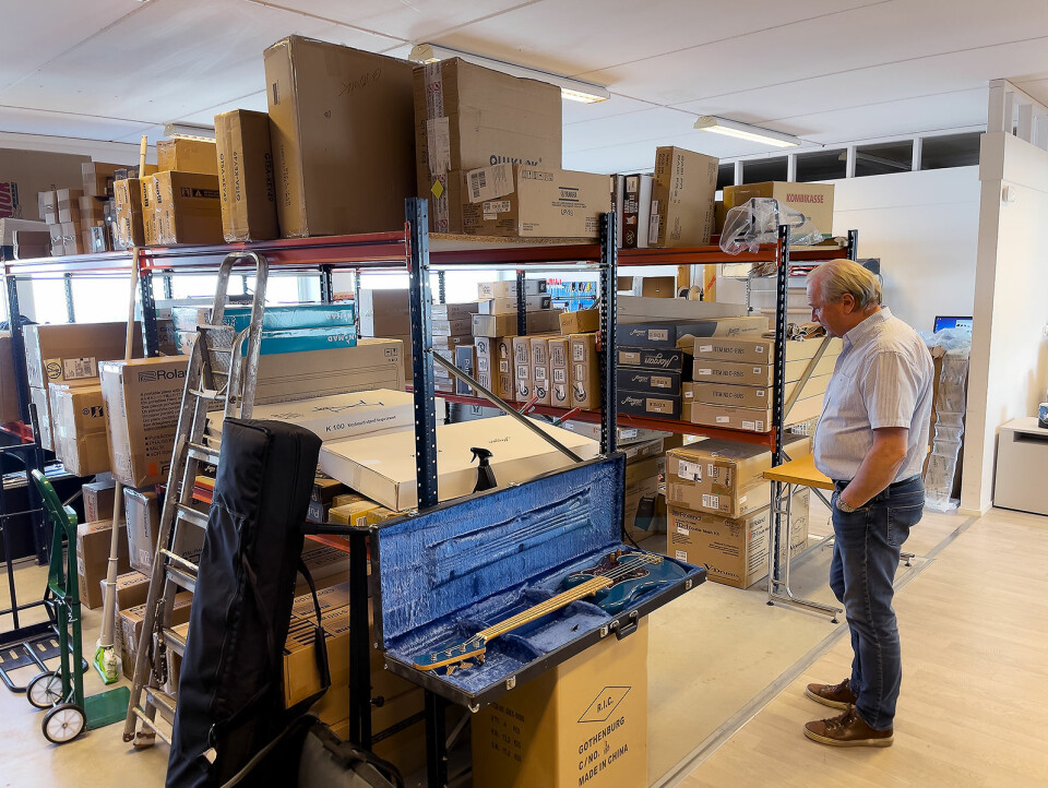 Mye av varene hos Gjøvik musikkhandel står i kartong på lageret, klar til å sendes ut til kundene. Foto: Stian Sønsteng