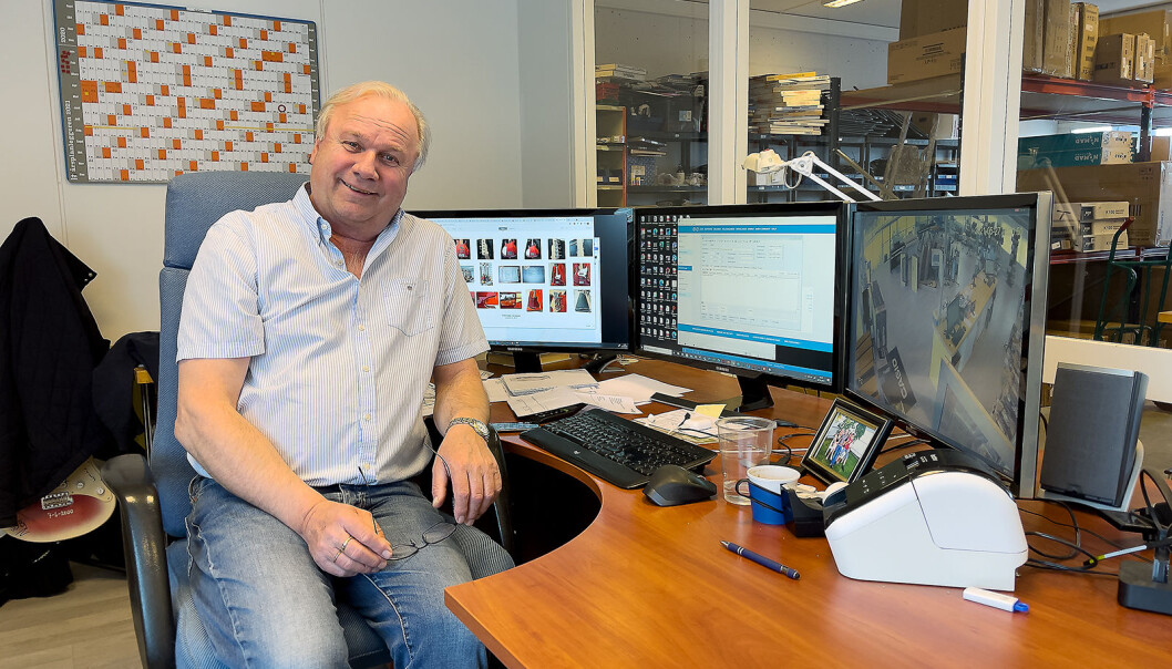Musikkhandler Stein Ola Bjørnerud insisterer på å sitte i kontorstolen sin, så ingen skal se hvor slitt den er. Foto: Stian Sønsteng Musikkhandler Stein Ola Bjørnerud insisterer på å sitte i kontorstolen sin, så ingen skal se hvor slitt den er. Foto: Stian Sønsteng