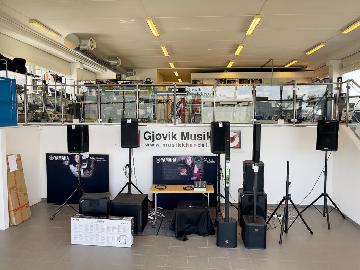 Det er en halv etasje opp til selve hovedbutikken når man kommer inn hos Gjøvik musikkhandel. Foto: Stian Sønsteng Det er en halv etasje opp til selve hovedbutikken når man kommer inn hos Gjøvik musikkhandel. Foto: Stian Sønsteng