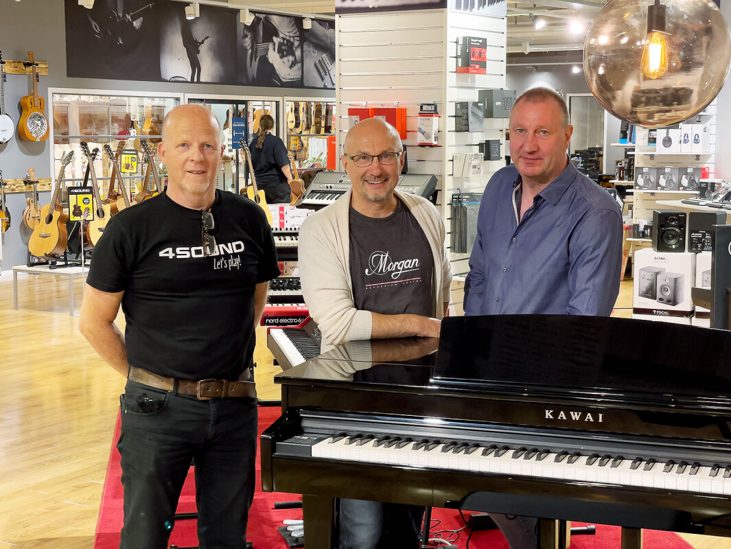 Styreleder Morgan Johnsen, driftssjef Magne Iversen og butikksjef Ronny Ødegaard på åpningsdagen ved 4Sound Gjøvik. Foto: Stian Sønsteng Styreleder Morgan Johnsen, driftssjef Magne Iversen og butikksjef Ronny Ødegaard på åpningsdagen ved 4Sound Gjøvik. Foto: Stian Sønsteng