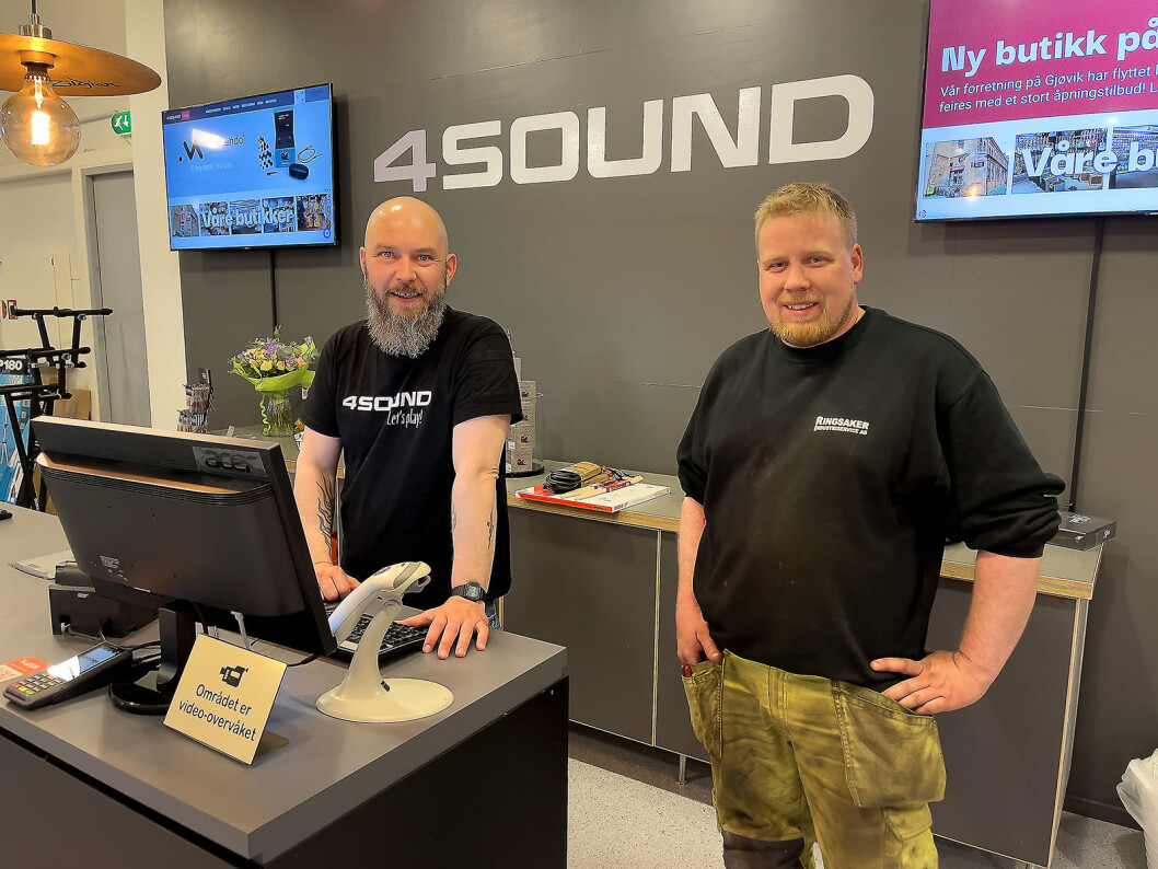 Espen Narum (t. v.) ved 4Sound Gjøvik ekspederer kunder Marius Storbråten fra Ringsaker. Foto: Stian Sønsteng Espen Narum (t. v.) ved 4Sound Gjøvik ekspederer kunder Marius Storbråten fra Ringsaker. Foto: Stian Sønsteng