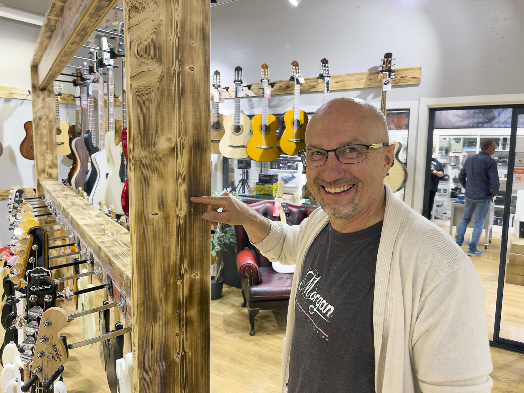 Morgan Johnsen har brukt en gassbrenner på treverket ved 4Sound Gjøvik. Foto: Stian Sønsteng Morgan Johnsen har brukt en gassbrenner på treverket ved 4Sound Gjøvik. Foto: Stian Sønsteng