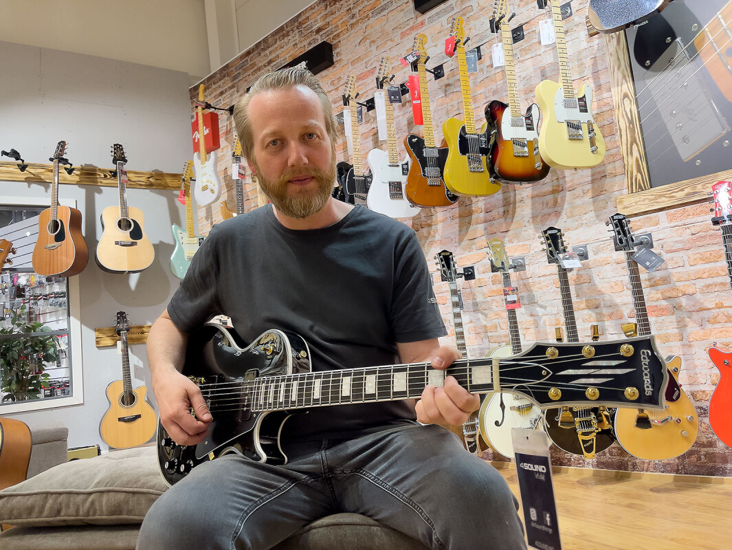 – Edwards er høykvalitetsgitarer produsert av ESP i Japan, med førsteklasses mikrofoner og elektronikk, sier Geir Kristoffersen ved 4Sound Gjøvik. Foto: Stian Sønsteng – Edwards er høykvalitetsgitarer produsert av ESP i Japan, med førsteklasses mikrofoner og elektronikk, sier Geir Kristoffersen ved 4Sound Gjøvik. Foto: Stian Sønsteng