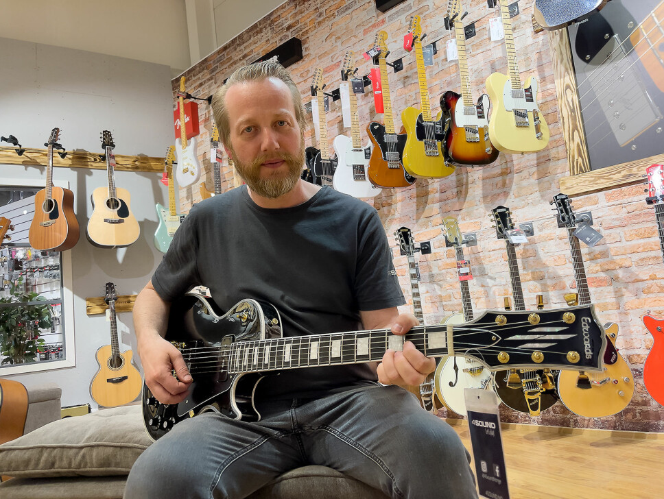 – Edwards er høykvalitetsgitarer produsert av ESP i Japan, med førsteklasses mikrofoner og elektronikk, sier Geir Kristoffersen ved 4Sound Gjøvik. Foto: Stian Sønsteng