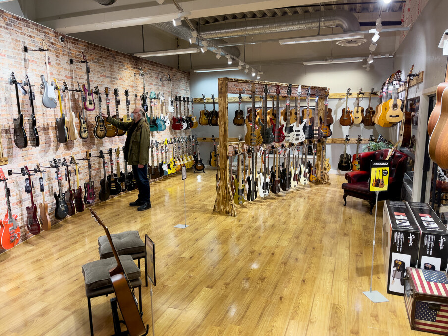 Strengeinstrumentene ved 4Sound Gjøvik er samlet i ett stort rom. Foto: Stian Sønsteng