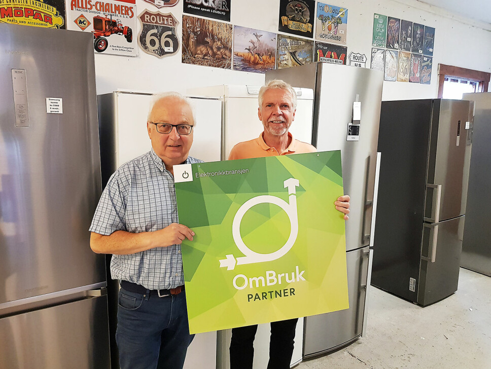Tron Pettersen fra Drammen Hvitevarer AS (til venstre) sammen med Pål Haugen fra OmBrukt AS, som er eid av Stiftelsen Elektronikkbransjen. Foto: Jan Røsholm