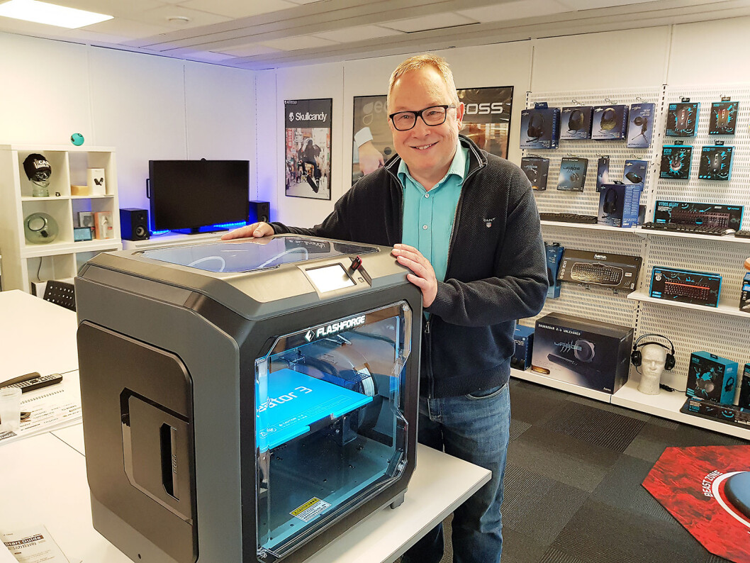 Daglig leder Jo Petter Kjeldset viser frem 3D-skriveren Creator 3 fra Flashforge. Foto: Jan Røsholm Daglig leder Jo Petter Kjeldset viser frem 3D-skriveren Creator 3 fra Flashforge. Foto: Jan Røsholm