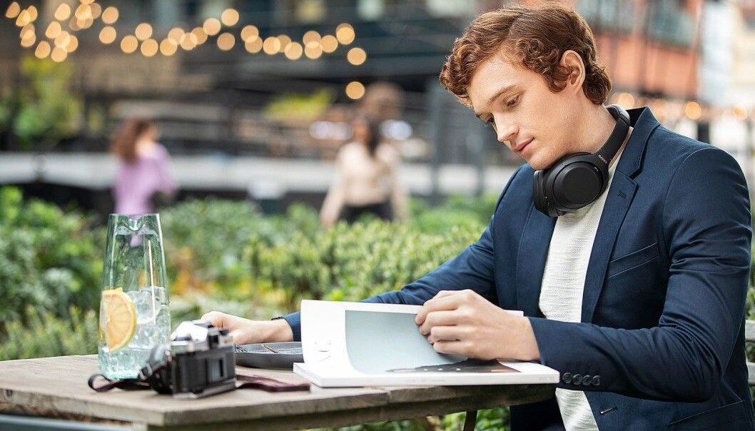 Hjemmekontor-livet har gjort at salget av hodetelefoner vokser kraftig. Foto: Sony Hjemmekontor-livet har gjort at salget av hodetelefoner vokser kraftig. Foto: Sony
