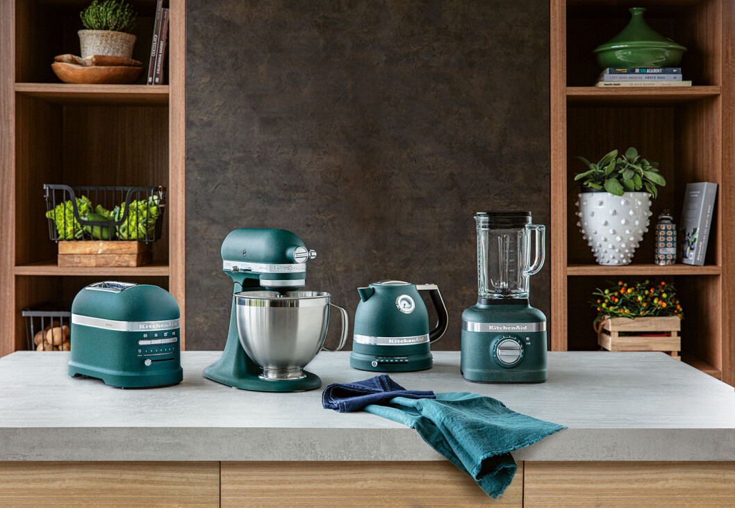 Pebbled Palm skal være en av KitchenAids mest populære farger. Fra venstre Toaster 5KMT2204EPP (3.500,-), Standmixer KSM185 (8.000,-), Kettle 5KEK1522EPP (2.500,-) og Blender K400 5KSB4026EPP (4.000,-). Foto: KitchenAid Pebbled Palm skal være en av KitchenAids mest populære farger. Fra venstre Toaster 5KMT2204EPP (3.500,-), Standmixer KSM185 (8.000,-), Kettle 5KEK1522EPP (2.500,-) og Blender K400 5KSB4026EPP (4.000,-). Foto: KitchenAid