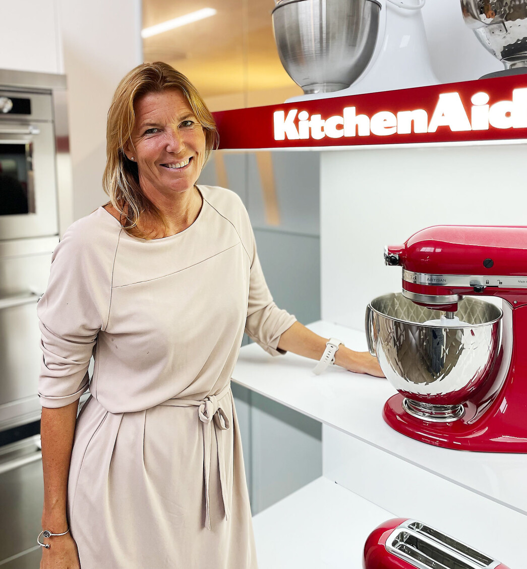 Cecilia Liss er Nordensjef i KitchenAid SDA, her med deres klassiske kjøkkenmaskin. Foto: KitchenAid Cecilia Liss er Nordensjef i KitchenAid SDA, her med deres klassiske kjøkkenmaskin. Foto: KitchenAid