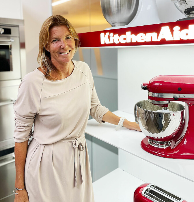 Cecilia Liss er Nordensjef i KitchenAid SDA, her med deres klassiske kjøkkenmaskin. Foto: KitchenAid