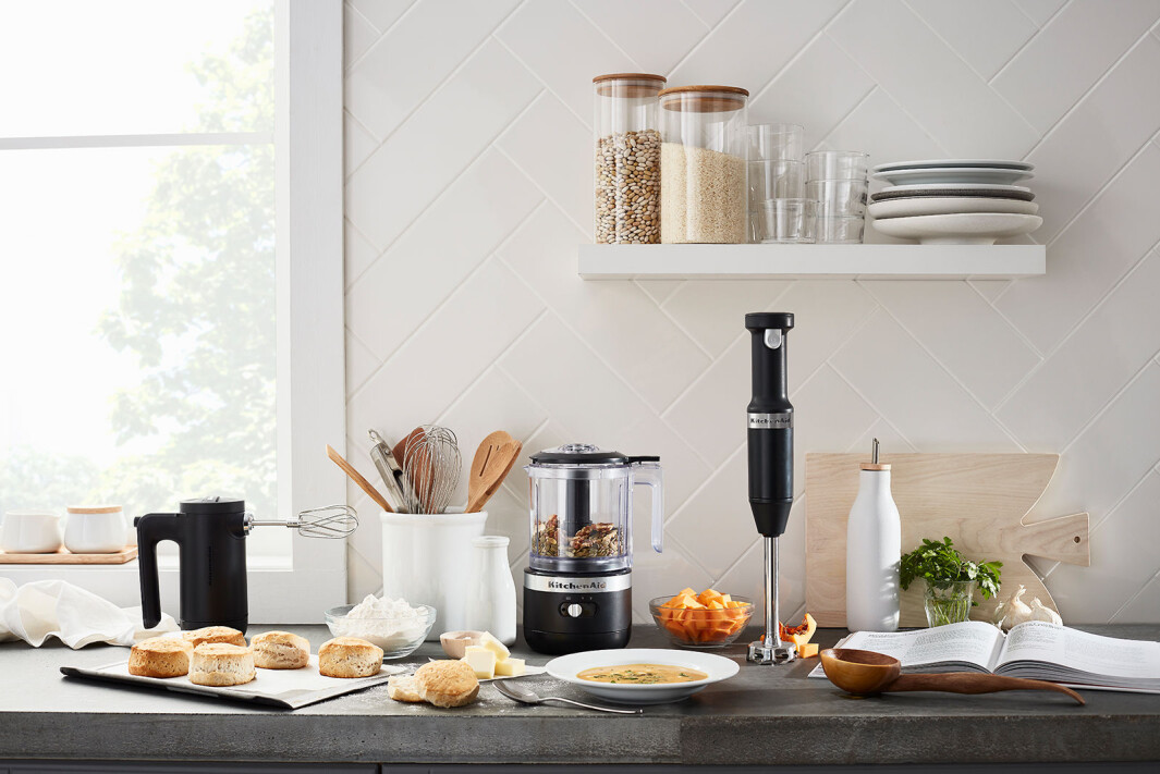 Den nye batteriserien fra KitchenAid skal gi full kraft uten ledning, med kort ladetid, her i matt sort. På bildet håndmikseren (1.800,-), minikutteren på 1,19 liter (1.600,-) og stavmikseren (1.600,-). Foto: KitchenAid Den nye batteriserien fra KitchenAid skal gi full kraft uten ledning, med kort ladetid, her i matt sort. På bildet håndmikseren (1.800,-), minikutteren på 1,19 liter (1.600,-) og stavmikseren (1.600,-). Foto: KitchenAid