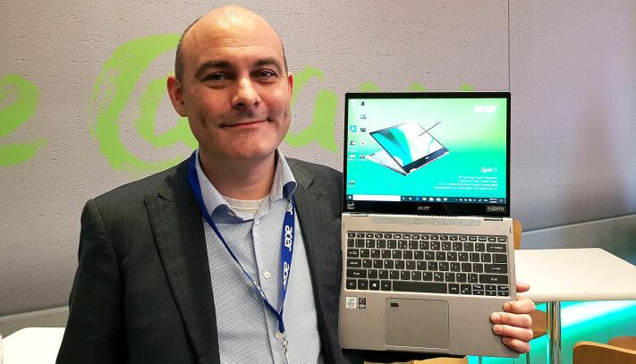 Peter Kaic, produktsjef business i Acer Nordics, her med fjorårets versjon av Spin-maskinen. Foto: Jan Røsholm