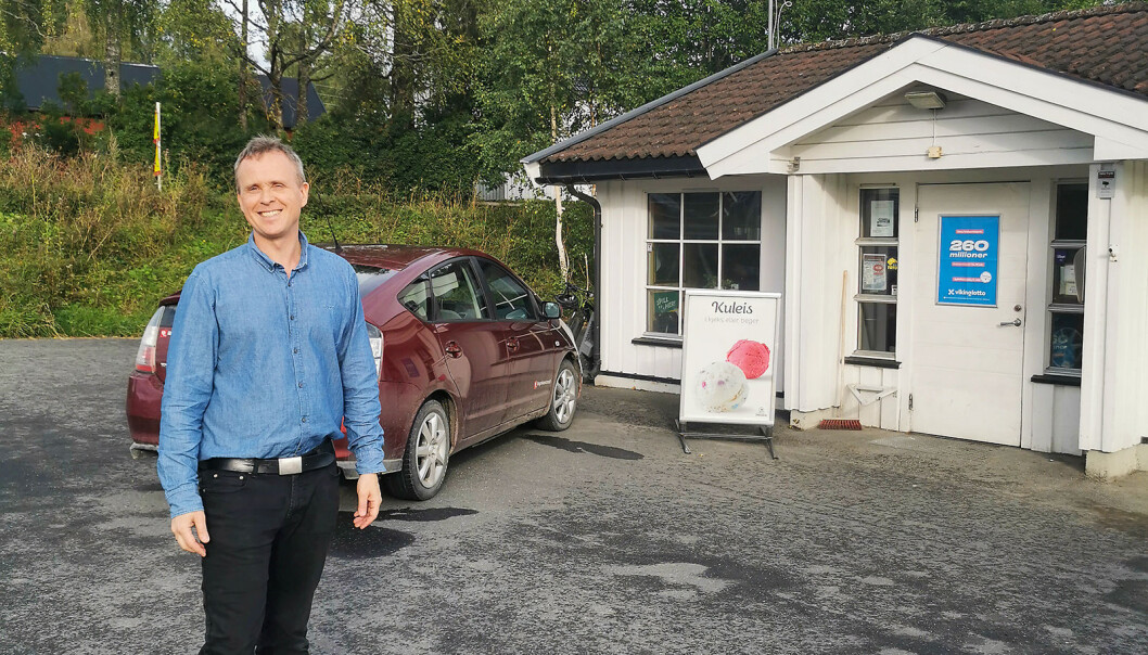Anders Vildåsen ved kiosken han har drevet i 20 år. Foto: Bøverbru kiosk og gatekjøkken Anders Vildåsen ved kiosken han har drevet i 20 år. Foto: Bøverbru kiosk og gatekjøkken