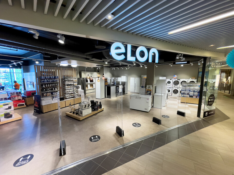 Elon Raufoss har store vindusflater og innganger for kundene som går gjennom Amfi kjøpesenter. Foto: Stian Sønsteng