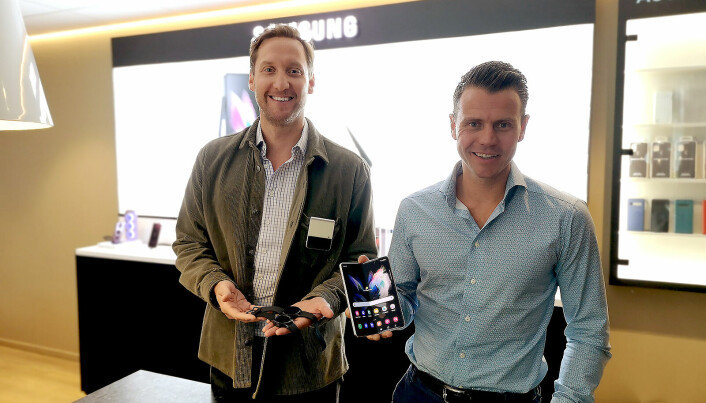 Anders Lersbryggen, markedssjef i Samsung Norge, og Tor Slørdal, salgssjef for telekom og IT i Samsung Norge viser fram de nyeste produktene fra selskapet. Foto: Marte Ottemo