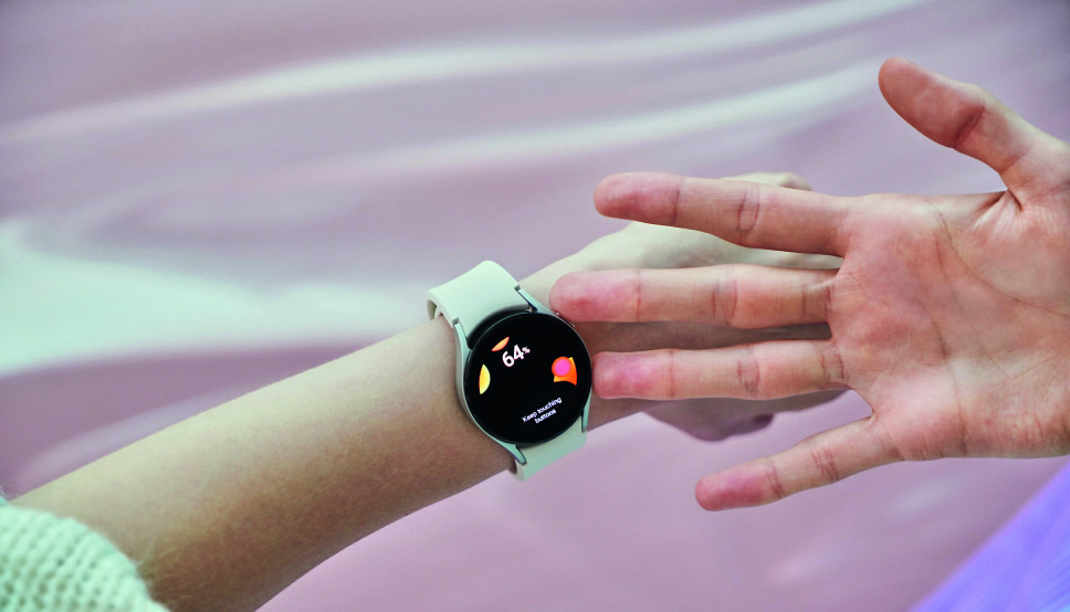 En ny sensor lar brukeren måle kroppssammensetningen sin ved å holde fingertuppene mot siden av klokkene. Foto: Samsung