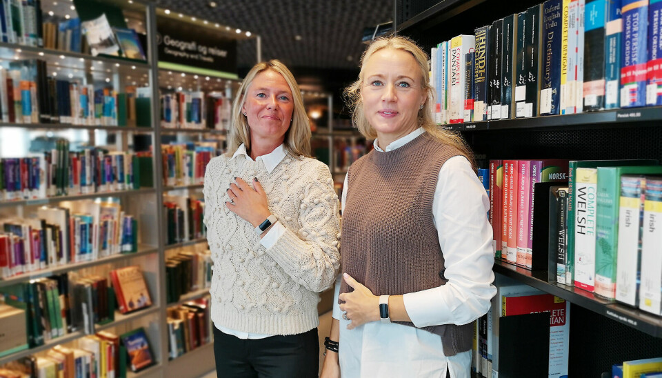 Christina Hovde Olsen, nordisk salgsansvarlig i Fitbit (t.v) og Lina Kjällström, senior markedssjef for Fitbit Nordic, viser fram nye Charge 5 under en lansering på Deichman Bjørvika i Oslo. Foto: Marte Ottemo