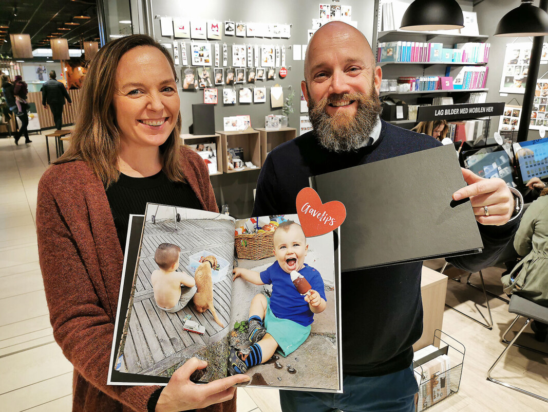 Per Johan Waag og Kristine Lindstrøm i Elite Foto med Ekspress fotobok, som kjeden leverer på under to timer. Foto: Stian Sønsteng Per Johan Waag og Kristine Lindstrøm i Elite Foto med Ekspress fotobok, som kjeden leverer på under to timer. Foto: Stian Sønsteng