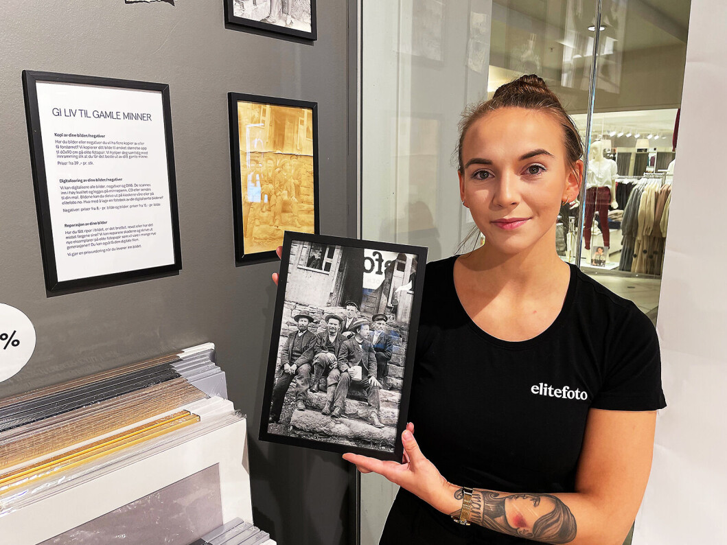 Driftssjef Benedikte Tetlie i Elite Foto med et bilde hun selv har blåst nytt liv i, fra originalen på veggen bak. Foto: Stian Sønsteng Driftssjef Benedikte Tetlie i Elite Foto med et bilde hun selv har blåst nytt liv i, fra originalen på veggen bak. Foto: Stian Sønsteng